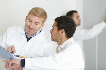 Obraz premium commercial painting apprentice asking question to supervisor