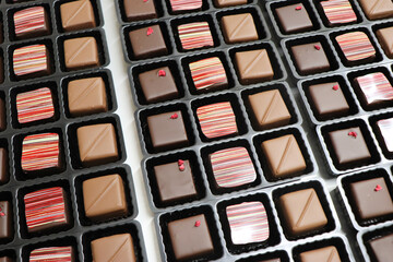 整列したバレンタインのプラリネチョコレート