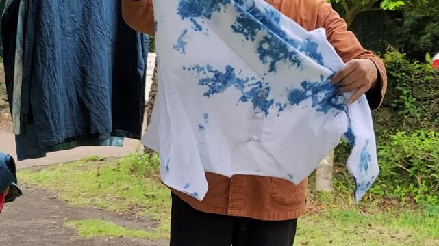 천연 염색 재료인 쪽풀로 쪽물 염색을 하는 과정 입니다.