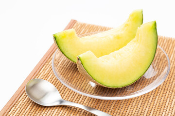 テーブルにみずみずしいメロン