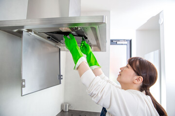 換気扇の掃除をする日本人の女性