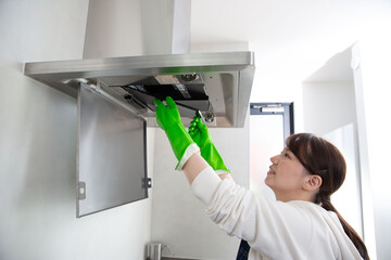 換気扇の掃除をする日本人の女性