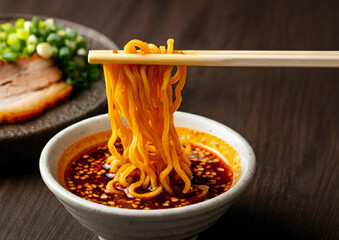 激辛つけ麺を食べる