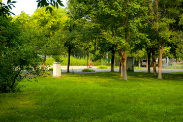 Forests, green spaces, grasslands, and chairs for visitors to rest in urban parks
