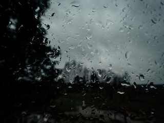Krople deszczu na szybie w pochmurny dzień