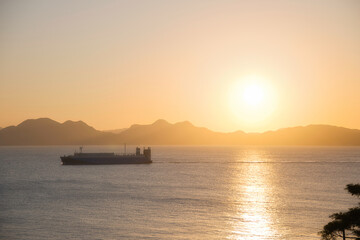 船の浮かぶ夕暮れの博多湾