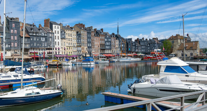 der malerische historische Hafen von Honfleur, Normandie, Frankreich