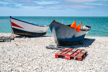 Boote an der malerischen Küste in Etretat, Normandie, Frankreich, Europa