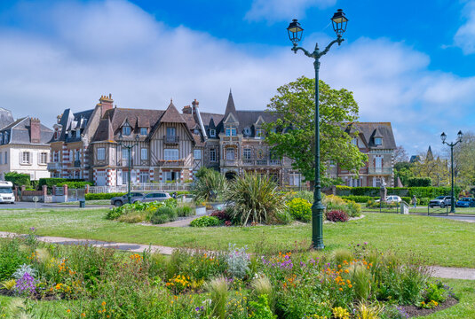 Ansicht historische H&auml;user im Stadtbild von Cabourg, Normandie, Frankreich