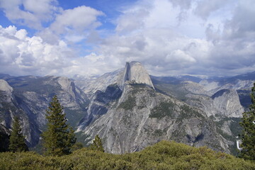 Wolken und Sonne am Half Dome im Yosemite Valley	