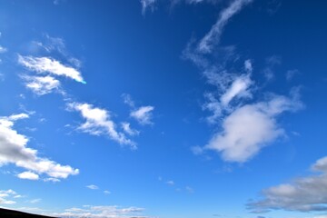 Fototapeta premium どこまでも広がる蒼い空と輝く雲、北欧・アイスランドにて