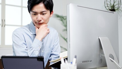 資料を調べてトラブルを解決する男性