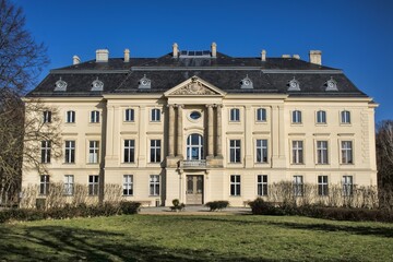 Fototapeta premium trebnitz, deutschland - schloss trebnitz im idyllischen schlosspark