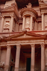 Obraz premium the treasury of historic city in Petra Jordan at early morning before the tourists