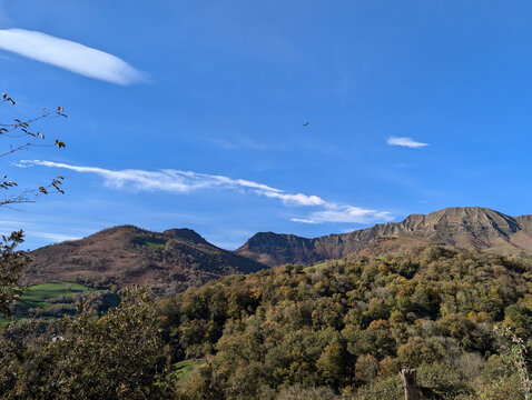 Paisagem montanhosa com um c&eacute;u azul com algumas nuvens no Pa&iacute;s Basco franc&ecirc;s