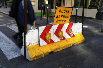 Signalisation de route barrée pour travaux d'urbanisme en ville 