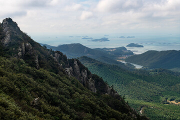 Obraz premium High-angle view of the sea and island from the mountain top