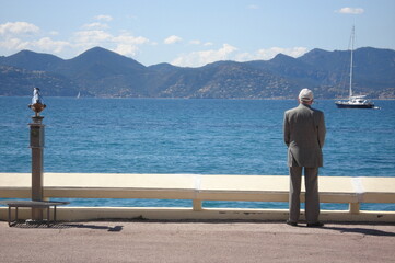 Naklejka premium Elderly man longing and gazing at the sea. He enjoys life and fond memories