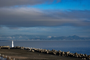 半島を望む灯台