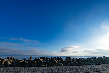 テトラポット越しの海