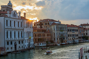 Tramonto nella laguna di Venezia. sole, gondole, nel mare 