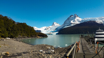 Imagen tomada en el Calafate, Argentina en la que se aprecian lagos, montañas y nevados.