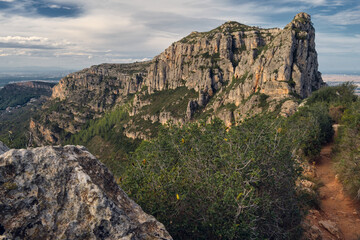 Naklejka premium a majestic rock against the blue sky
