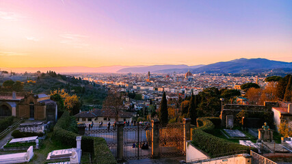 Obraz premium A breathtaking panoramic view of Florence at sunset, with the iconic Duomo and Brunelleschi's Dome dominating the skyline. The warm golden light casts a magical glow over the city, highlighting its hi