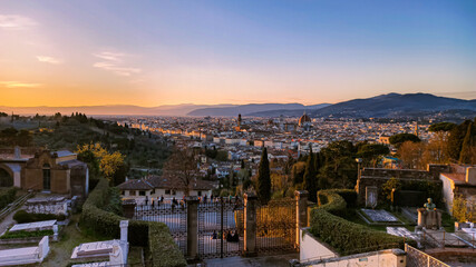 Obraz premium A breathtaking panoramic view of Florence at sunset, with the iconic Duomo and Brunelleschi's Dome dominating the skyline. The warm golden light casts a magical glow over the city, highlighting its hi