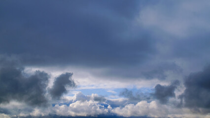 Obraz premium Summer evening sky in the picturesque clouds, lit by the rays of the setting sun.
