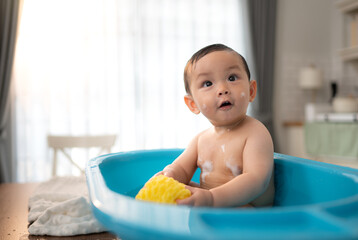 When parents gives the baby a bath, he enjoys it