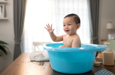 When parents gives the baby a bath, he enjoys it