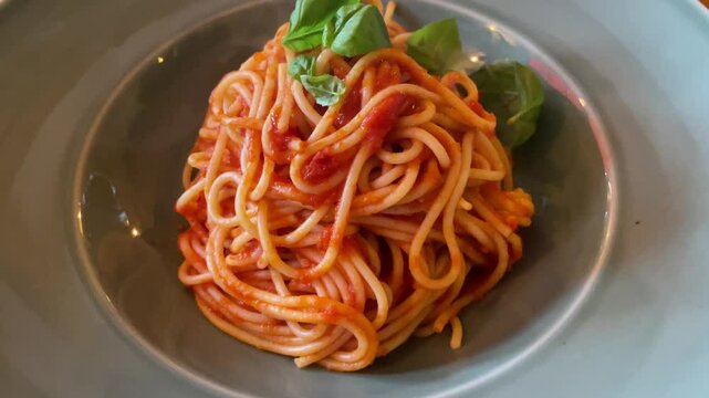 Ein Teller Spaghetti mit Tomatenso&szlig;e