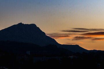 Obraz premium Sainte Victoire mountain in the light of an autumn morning