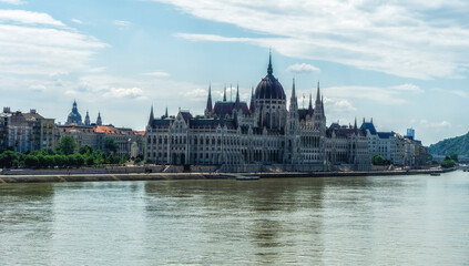 Obraz premium The Hungarian Parliament Building on the bank of the Danube in Budapest