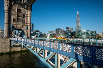 Fototapeta premium street scenes around tower bridge london england