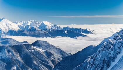 산꼭대기 풍경 눈으로 덮인 산봉우리와 그 아래로 펼쳐진 운해
