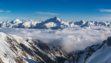 산꼭대기 풍경 눈으로 덮인 산봉우리와 그 아래로 펼쳐진 운해