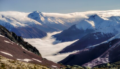 산꼭대기 풍경 눈으로 덮인 산봉우리와 그 아래로 펼쳐진 운해