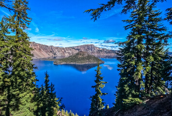 Fototapeta premium beautiful sunny day at crater lake national park in oregon