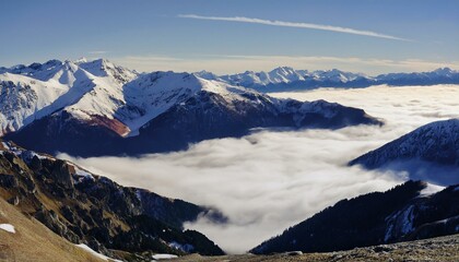 산꼭대기 풍경 눈으로 덮인 산봉우리와 그 아래로 펼쳐진 운해