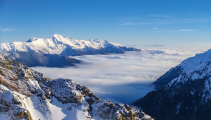 산꼭대기 풍경 눈으로 덮인 산봉우리와 그 아래로 펼쳐진 운해