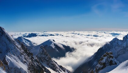 산꼭대기 풍경 눈으로 덮인 산봉우리와 그 아래로 펼쳐진 운해