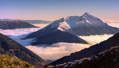 산꼭대기 풍경 눈으로 덮인 산봉우리와 그 아래로 펼쳐진 운해