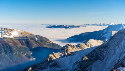 산꼭대기 풍경 눈으로 덮인 산봉우리와 그 아래로 펼쳐진 운해