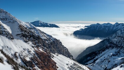 산꼭대기 풍경 눈으로 덮인 산봉우리와 그 아래로 펼쳐진 운해