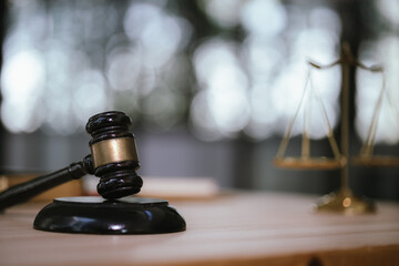 Lawyers and staff discuss and consult on legal issues and work related to lawyers.