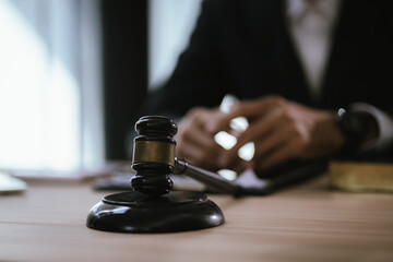 Lawyers and staff discuss and consult on legal issues and work related to lawyers.