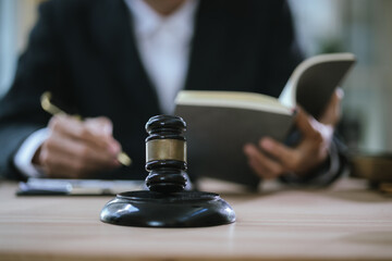 Lawyers and staff discuss and consult on legal issues and work related to lawyers.