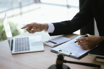 Lawyers and staff discuss and consult on legal issues and work related to lawyers.